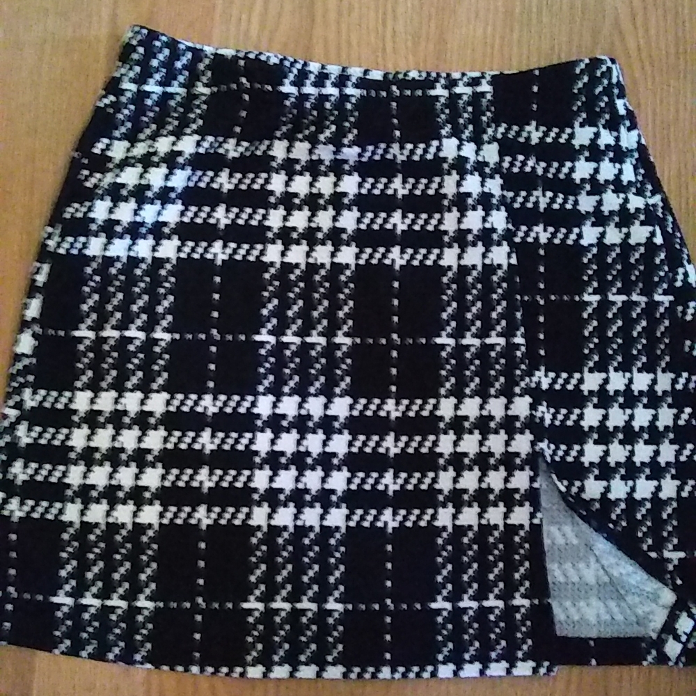 Black and white plaid skirt. Size M Juniors